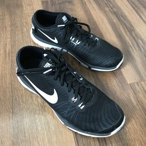 Woman's Nike Tennis Shoes